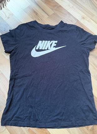 Футболка з логотипом nike в чорному кольорі