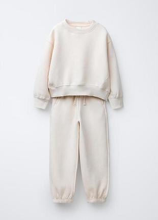 Спортивний костюм для дівчинки zara молочний на флісі 122 см