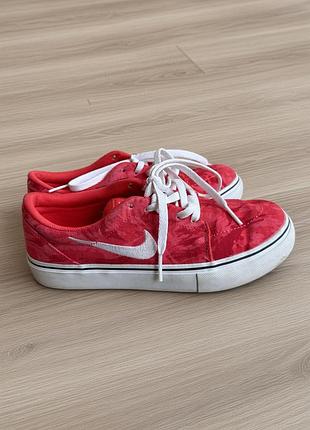 Кросівки для дівчинки nike червоні, розмір 35,5, довжина устілки 22,5 см