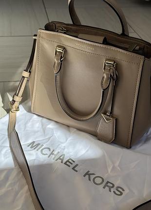 Сумка шкіряна michael kors benning
бежева майкл корс кроссбоди бежевая кожаная с ремешком оригинальная
