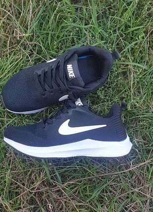 Кросівки nike чорні з білим логотипом