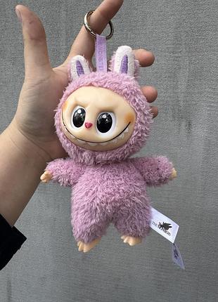 Плюшевий брелок для сумки the monsters labubu у ніжному рожевому відтінку з характерним ві...