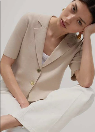 Новый бежевый трикотажный блейзер с золотыми пуговицами marks and spencer m 73%хлопок