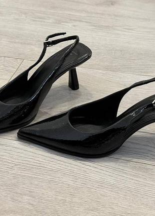Туфлі жіночі bershka чорні лаковані