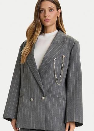 Двобортний жакет оверсайз у тонку білу вертикальну смужку (pinstripe blazer)