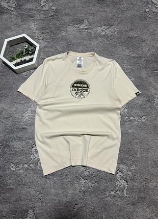 Футболка adidas чоловіча бежева оригінал адідас бавовняна крем з принтом