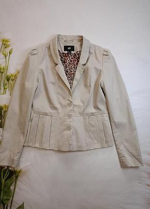 Бежевый приталенный жакет, размер l/xl.