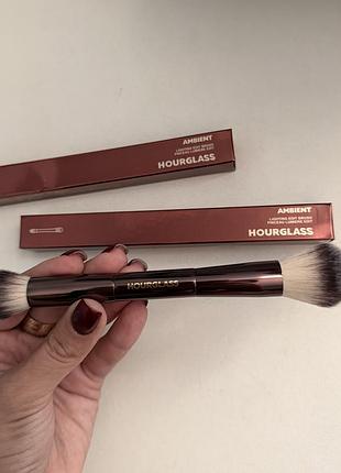 Двостороння пензель для макіяжу hourglass ambient lighting edit brush