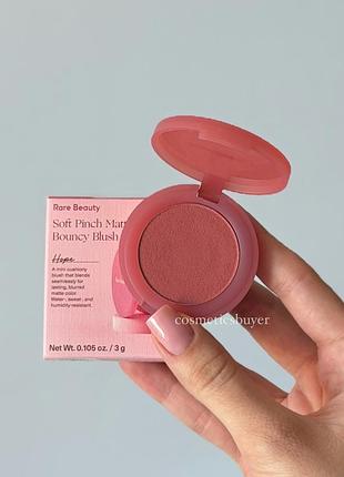 Кремові пудрові мусові компактні міні румʼяна 3 g rare beauty soft pinch matte bouncy blush hope