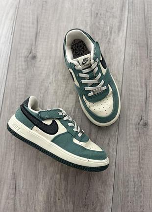Дитячі кросівки nike force 1 low easyon у кольорі coconut milk/vintage green із характерним полотняним верхом