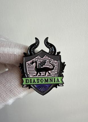 Пін значок металевий брошка  «diasomnia» — disney twisted-wonderland, герб гуртожитку діасомнія