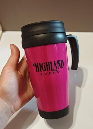 Ярко-розовая термокружка с черной ручкой и фирменным логотипом highland fuels, кофе с собой, термо кружка
