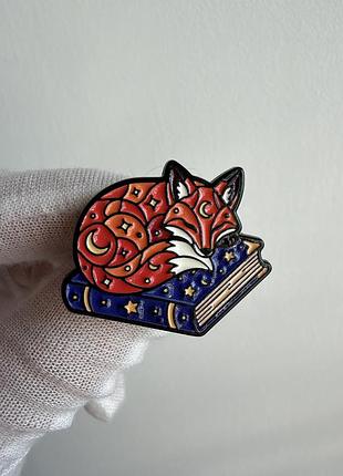 Пін значок металевий брошка лисичка «лисиця на книзі під зорями»