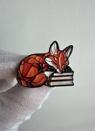 Пін значок металевий брошка спляча лисиця на книгах лисичка