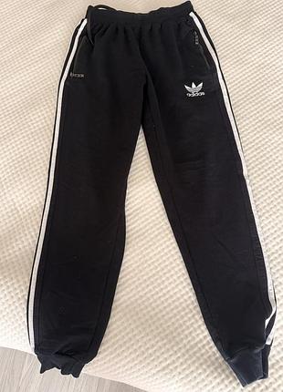 Спортивні штани чоловічі adidas чорні з білими смужками