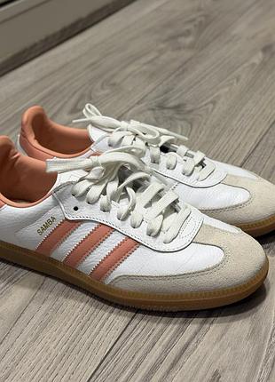 Кросівки унісекс adidas samba білі з персиковими смужками