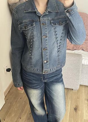 Стильна приталена джинсова куртка flash jeans із заклепками.