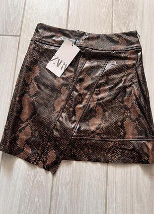Жіноча міні-спідниця zara зі штучної шкіри, коричнева зі зміїним принтом