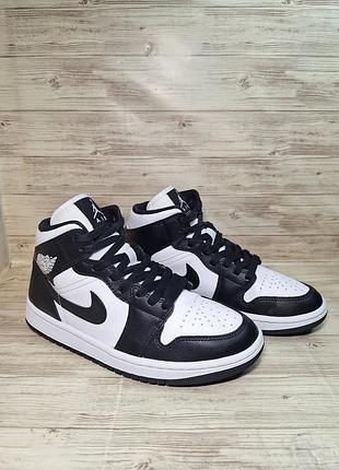 Кросівки nike air jordan 1 mid чорно-білі