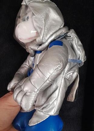 Игрушка обезьяна в скафандре космонавта 2