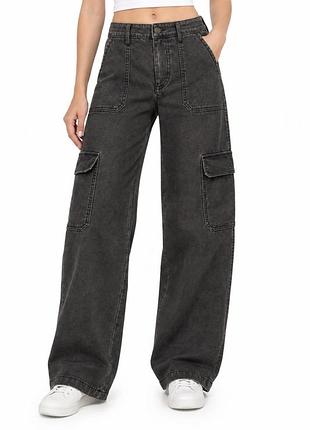 Брюки-карго stradivarius из экокожи.