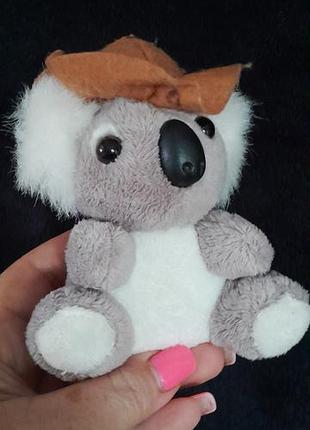 Игрушка коала в шляпе маленькая