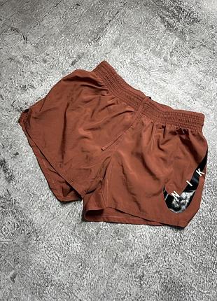 Жіночі спортивні шорти nike