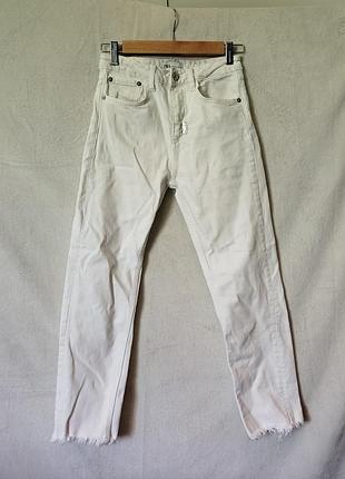 Zara. белые джинсы прямого кроя.