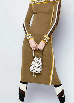 Покидає царство мрій:  сукня  fendi