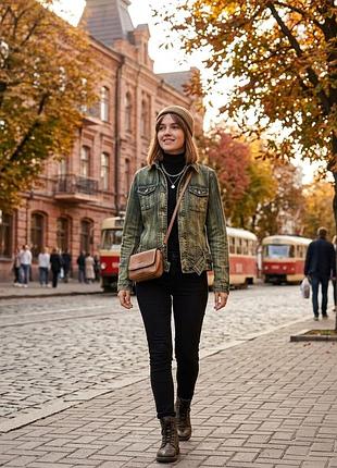 Стильная джинсовая куртка с вываренным эффектом и пояском