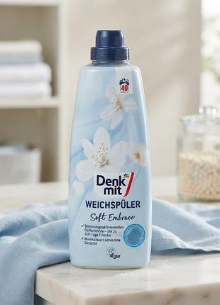 Концентрований кондиціонер-ополіскувач для білизни denkmit weichspüler soft embrace («м'які обійми») від німецького бренду dm.