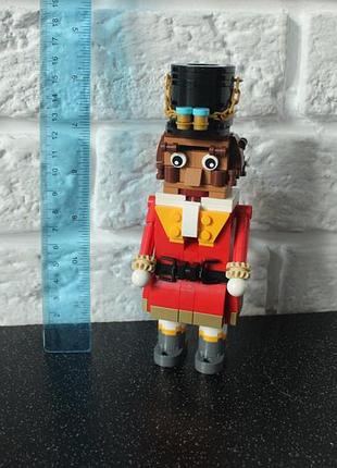 Святковий колекційний конструктор lego iconic лускунчик (набір 40640).