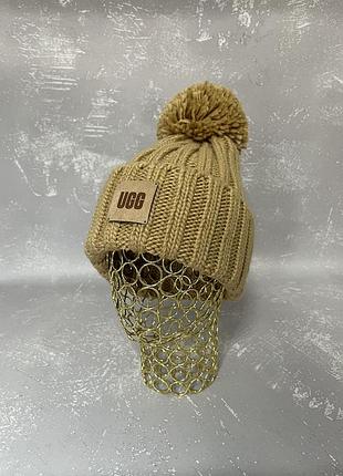 Шапка бежевая с бубоном ugg