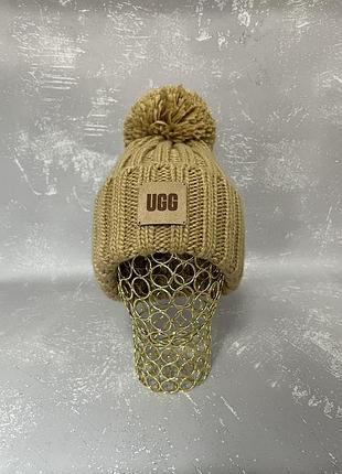 Шапка бежевая с бубоном ugg 2