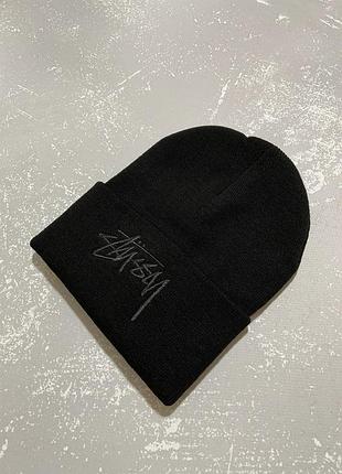 Шапка с черной вышивкой stussy (стусси)