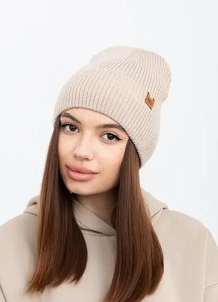 Бежевая шапка в рубчик на флисе (женская/мужская)