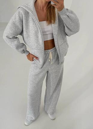 Качественный спортивный костюм на кулисках