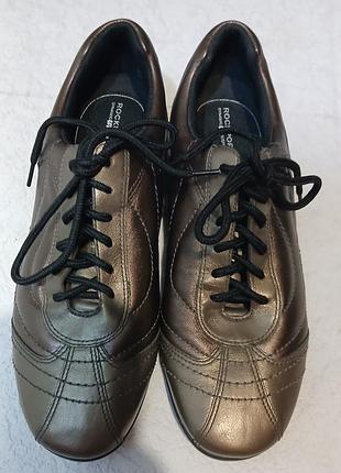 Демисезонные женские туфли коричневого цвета на низком ходу rockport.