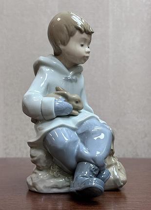 Порцелянова статуетка nao (by lladro) «хлопчик із кроликом».