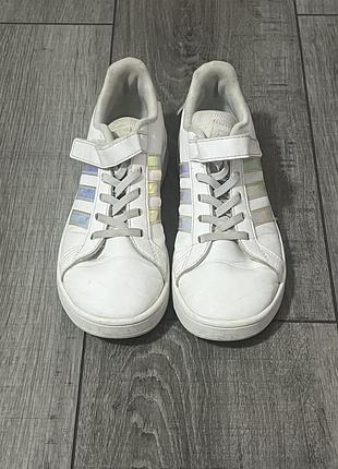 Кросівки для дівчинки adidas білі з кольоровими смужками