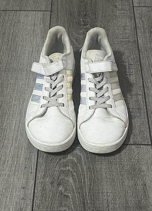 Кросівки для дівчинки adidas білі з кольоровими смужками