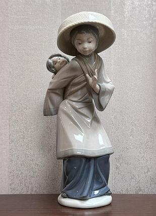 Фарфоровая статуэтка lladro «моя драгоценная ноша».