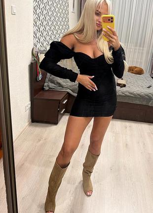 Женское черное платье открытыми плечами