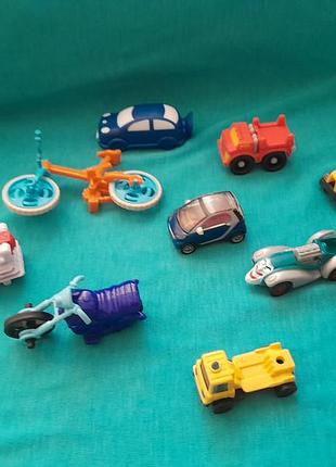 Ігровий набір для хлопчика kinder машинки та мотоцикли, 90-ті роки, різнокольорові, маленькі, пластик