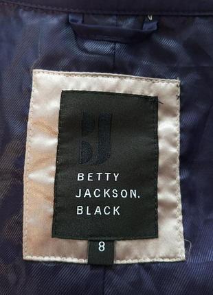 Короткий плащик -ветровка
betti jackson 9