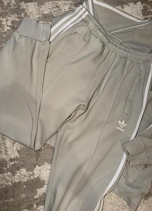 Спортивний костюм для хлопчика adidas сірий 140р.
