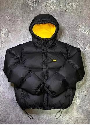 Мужская куртка corteiz bolo jacket black / corteiz puffer / дутый пуховик кортез / зимняя куртка corteiz / черная куртка corteiz с желтым / брендовый