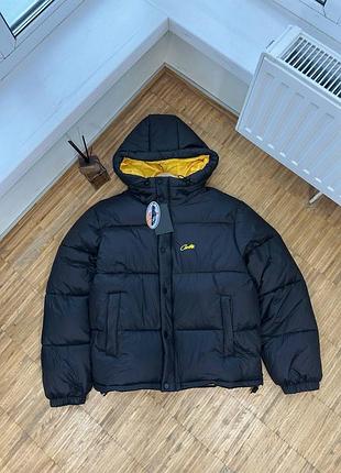 Дутый пуховик corteiz bolo / corteiz bolo jacket black yellow / куртка паффер corteiz / брендовая зимняя куртка corteiz / пуховик кортез черно-желтый