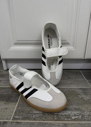 Кеди жіночі adidas білі з чорними смужками