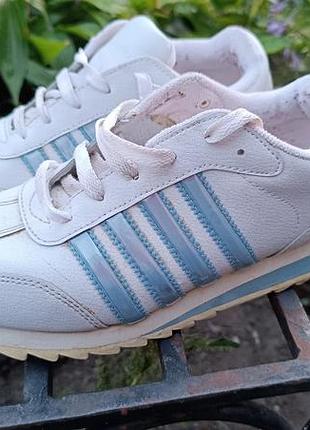 Кросівки жіночі під adidas білі з блакитними смужками